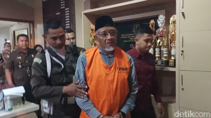 Eks Bupati Sleman, Sri Purnomo memakai baju tahanan saat digiring dari kantor Kejari Sleman menuju m Eks Bupati Sleman, Sri Purnomo memakai baju tahanan saat digiring dari kantor Kejari Sleman menuju mobil tahanan, Selasa (28/10/2025)