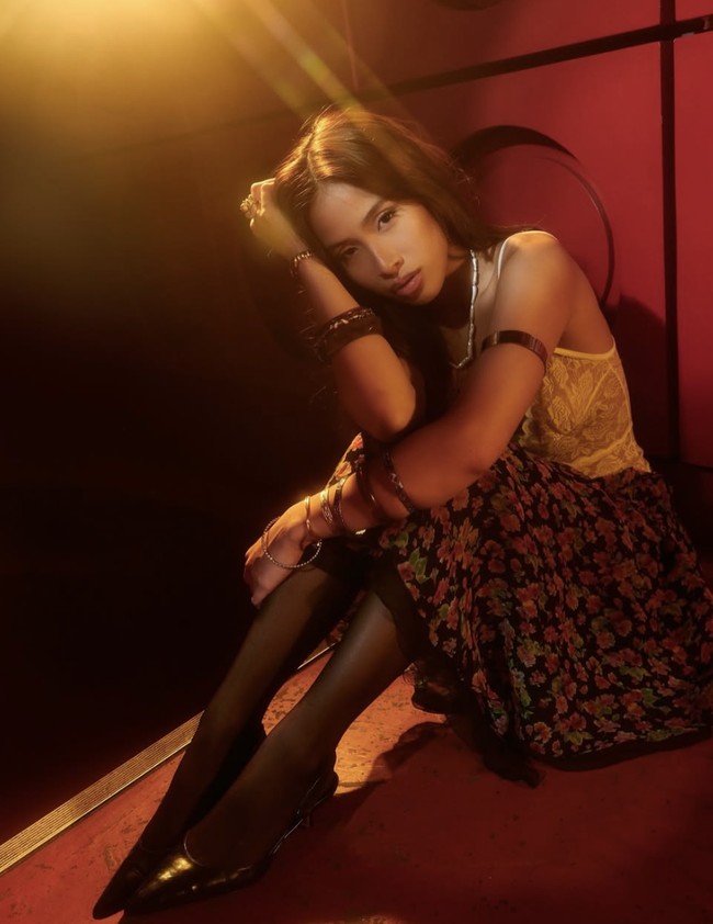 Ia mengaku telah menjalani terapi psikologi sejak usia 12 tahun dan merasa kondisinya sempat memburuk seiring bertambahnya usia.“Selama setengah masa remajaku, aku sering menjadi korban perundungan. Aku mencoba bercerita, tapi sering tidak didengar,” ungkapnya di Instagram.  Foto: dok. Instagram @emmanatienza