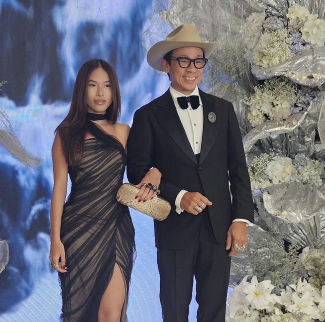 Emman Atienz adalah putri dari presenter dan pembawa acara terkenal  di Filipina, Kuya Kim Atienza. Ia merupakan anak bungsu dari tiga bersaudara, dengan dua kakak bernama Jose dan Eliana. Emman juga merupakan cucu dari mantan Wali Kota Manila, Lito Atienza. Foto: dok. Instagram @emmanatienza