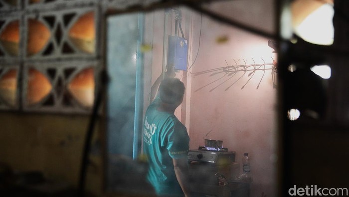Energi Hijau dari Septik Tank, Inovasi Ramah Lingkungan di Rusun Bidara Cina Warga memanfaatkan kompor berbahan bakar biogas dari septik tank komunal di Rusun Bidara Cina, Jakarta Timur, Selasa (28/10/2025). Pemprov DKI Jakarta membangun tangki septik tank komunal biogas di sepuluh lokasi yang dapat dimanfaatkan warga sebagai sumber energi alternatif ramah lingkungan dengan mengolah limbah tinja di septik tank menjadi biogas. Kompor yang digunakan khusus untuk program ini dan tidak bisa dipakai untuk kompor gas pada umumnya (gas tabung). 1 tungku kompor dihasilkan oleh tabung septik tank dari sekitar 20 unit rumah.