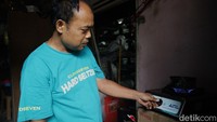 Warga menunjukkan cara penggunaan kompor khusus biogas yang tidak bisa dipakai untuk tabung gas konvensional. Warga menunjukkan cara penggunaan kompor khusus biogas yang tidak bisa dipakai untuk tabung gas konvensional.