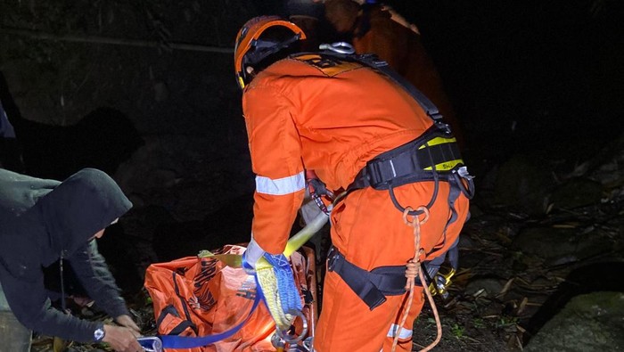 Evakuasi petani tewas di Temanggung Proses evakuasi terhadap petani yang diduga jatuh di dalam jurang oleh BPBD Temanggung.