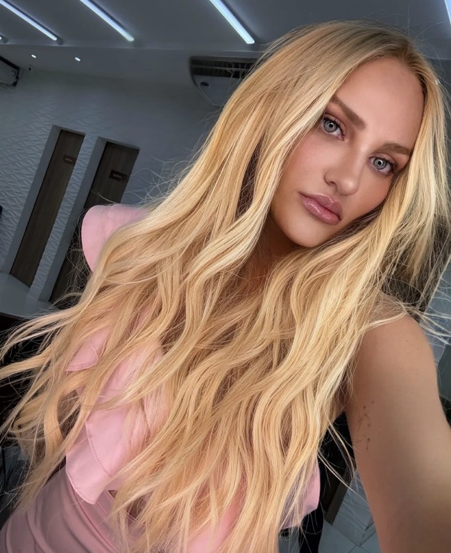 Pemerintah Kota Lago Verde menyebutnya sebagai figur yang berdedikasi dan mencintai kotanya dengan sepenuh hati. Atas jasa-jasanya, pihak dewan menetapkan masa berkabung resmi selama tiga hari sebagai bentuk penghormatan. Foto: dok. Instagram @fernandamarocaaa