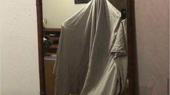 Ditutup selimut agar tidak terlihat saat foto. Foto: Boredpanda