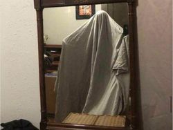 Niatnya Jual Online Cermin, Malah Terekam Hal Tak Terduga!