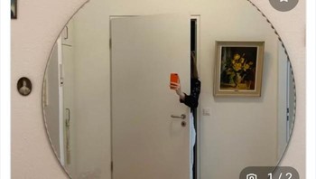 Bersembunyi di balik pintu juga boleh. Foto: Boredpanda