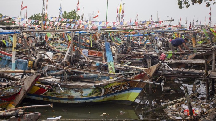 Gelombang Tinggi Bikin Nelayan Indramayu Tak Berani Melaut Foto udara perahu nelayan bersandar di muara sungai Limbangan, Juntinyuat, Indramayu, Jawa Barat, Selasa (28/10/2025). Nelayan setempat mengaku sudah tidak melaut sejak seminggu terakhir akibat cuaca buruk berupa gelombang tinggi dan angin kencang di perairan Laut Jawa. ANTARA FOTO/Dedhez Anggara/bar