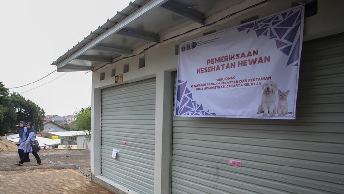 Gratis Sewa, Tapi Pasar Relokasi Barito Masih Kosong Sejumlah pekerja berada di depan kios yang menjadi tempat relokasi pedagang Pasar Barito di Sentra Fauna dan Kuliner Lenteng Agung, Jakarta, Selasa (28/10/2025). Pasca penggusuran Pasar Barito para pedagang belum terlihat di tempat relokasi, meski Pemprov DKI Jakarta memberikan gratis sewa selama 6 bulan ke depan. ANTARA FOTO/Muhammad Iqbal