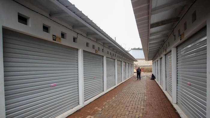 Gratis Sewa, Tapi Pasar Relokasi Barito Masih Kosong Sejumlah pekerja berada di depan kios yang menjadi tempat relokasi pedagang Pasar Barito di Sentra Fauna dan Kuliner Lenteng Agung, Jakarta, Selasa (28/10/2025). Pasca penggusuran Pasar Barito para pedagang belum terlihat di tempat relokasi, meski Pemprov DKI Jakarta memberikan gratis sewa selama 6 bulan ke depan. ANTARA FOTO/Muhammad Iqbal