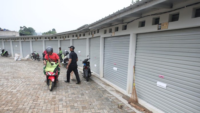 Gratis Sewa, Tapi Pasar Relokasi Barito Masih Kosong Sejumlah pekerja berada di depan kios yang menjadi tempat relokasi pedagang Pasar Barito di Sentra Fauna dan Kuliner Lenteng Agung, Jakarta, Selasa (28/10/2025). Pasca penggusuran Pasar Barito para pedagang belum terlihat di tempat relokasi, meski Pemprov DKI Jakarta memberikan gratis sewa selama 6 bulan ke depan. ANTARA FOTO/Muhammad Iqbal