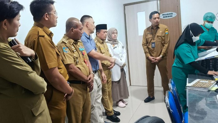 Gubernur Jambi saat mendengar prestasi dari dr Anton soal alat bedah jantung di RSUD Jambi Gubernur Jambi saat mendengar prestasi dari dr Anton soal alat bedah jantung di RSUD Jambi