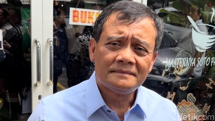 Gubernur Jateng Ahmad Luthfi Gubernur Jawa Tengah (Jateng), Ahmad Luthfi di Soto Ayam Dargo Pak Wito, Kelurahan Randusari, Kecamatan Semarang Selatan, Kota Semarang, Selasa (28/10/2025).