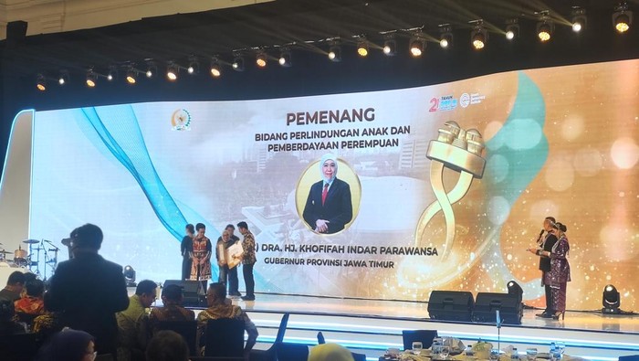 Gubernur Jatim Khofifah menerima penghargaan DPD RI Awards 2025