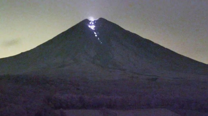 Gunung Semeru erupsi Gunung Semeru kembali erupsi dan meluncurkan lava pijar sejauh 2 km ke arah kawasan Besuk Kobokan, Selasa (28/10)