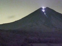 Semeru Kembali Erupsi Luncurkan Lava Pijar Sejauh 2 Km