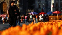 Seorang pria melintas di antara bunga marigold Meksiko (cempasuchil) pada perayaan Day of the Dead di Zocalo Square, Meksiko City, Senin (27/10/2025). Ribuan pengunjung datang menikmati keindahan bunga dan dekorasi khas yang menghiasi alun-alun bersejarah itu. REUTERS/Raquel Cunha   Seorang pria melintas di antara bunga marigold Meksiko (cempasuchil) pada perayaan Day of the Dead di Zocalo Square, Meksiko City, Senin (27/10/2025). Ribuan pengunjung datang menikmati keindahan bunga dan dekorasi khas yang menghiasi alun-alun bersejarah itu. REUTERS/Raquel Cunha