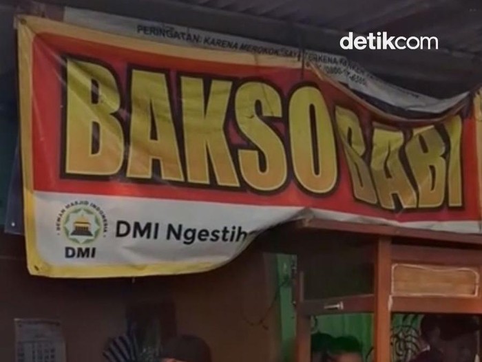 Heboh Bakso Babi Berlogo DMI dan MUI Penjual bakso babi di Ngestiharjo, Kasihan, Bantul, akhirnya buka suara soal polemik spanduk bertuliskan “Bakso Babi” yang mencantumkan nama DMI dan MUI.