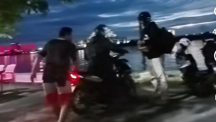 Heboh juru parkir liar makin marak di kawasan Anjungan Pantai Losari Makassar. Heboh juru parkir liar makin marak di kawasan Anjungan Pantai Losari Makassar.