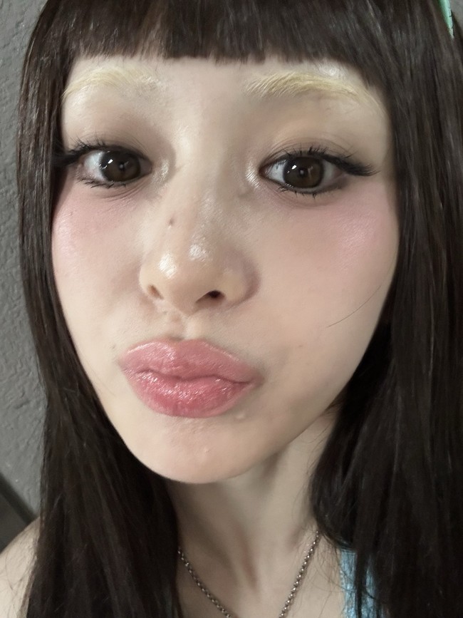 Berbeda dari dugaan netizen Korea, Yunjin ternyata mengusulkan ide untuk memutihkan alisnya secara sukarela. Sampai-sampai berdebat dengan staff agensinya untuk meyakinkan mereka. Foto: Instagram