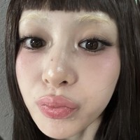 Berbeda dari dugaan netizen Korea, Yunjin ternyata mengusulkan ide untuk memutihkan alisnya secara sukarela. Sampai-sampai berdebat dengan staff agensinya untuk meyakinkan mereka. Foto: Instagram