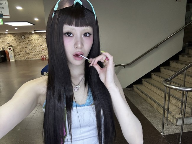 Huh Yunjin belakangan menjadi sorotan netizen Korea karena transformasi alisnya berubah jadi pirang, hingga nyaris tidak terlihat di kamera. Foto: Instagram