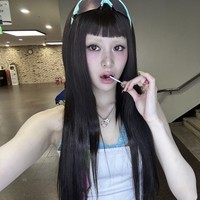 Huh Yunjin belakangan menjadi sorotan netizen Korea karena transformasi alisnya berubah jadi pirang, hingga nyaris tidak terlihat di kamera. Foto: Instagram