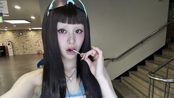 Foto: Yunjin LE SSERAFIM Tampil Nyentrik dengan Alis Pirang, Tuai Perdebatan