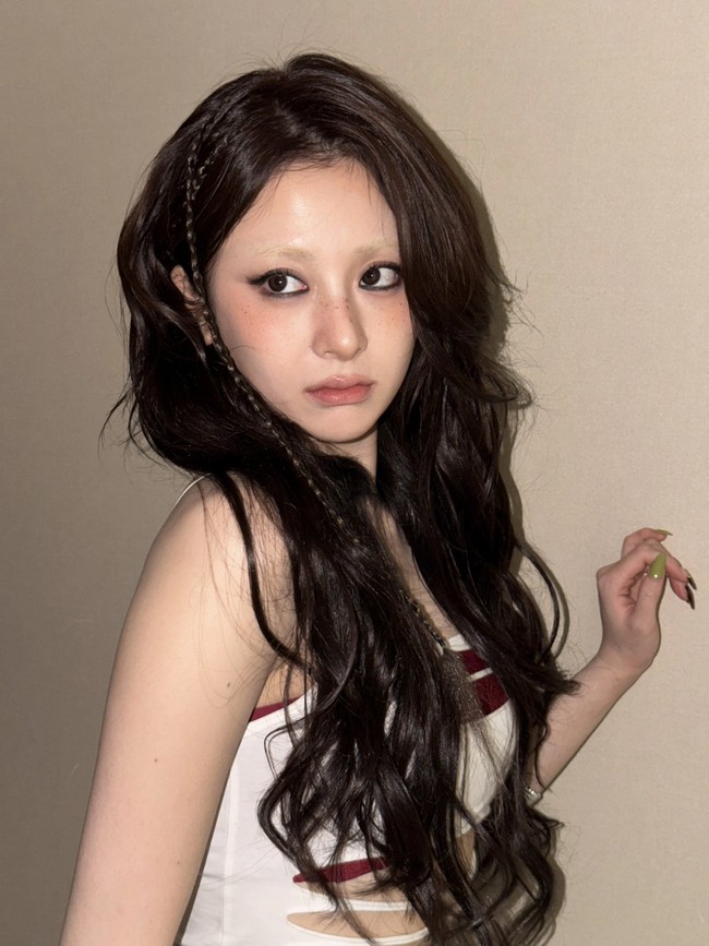 “Di mana alisku? Semua orang membicarakan alisku. Aku memperdebatkannya dengan agensi karena aku ingin memutihkan alis,” jelas Yunjin dalam siaran langsungnya. Foto: Instagram