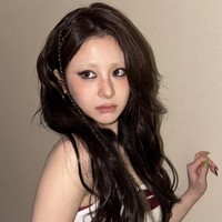 “Di mana alisku? Semua orang membicarakan alisku. Aku memperdebatkannya dengan agensi karena aku ingin memutihkan alis,” jelas Yunjin dalam siaran langsungnya. Foto: Instagram