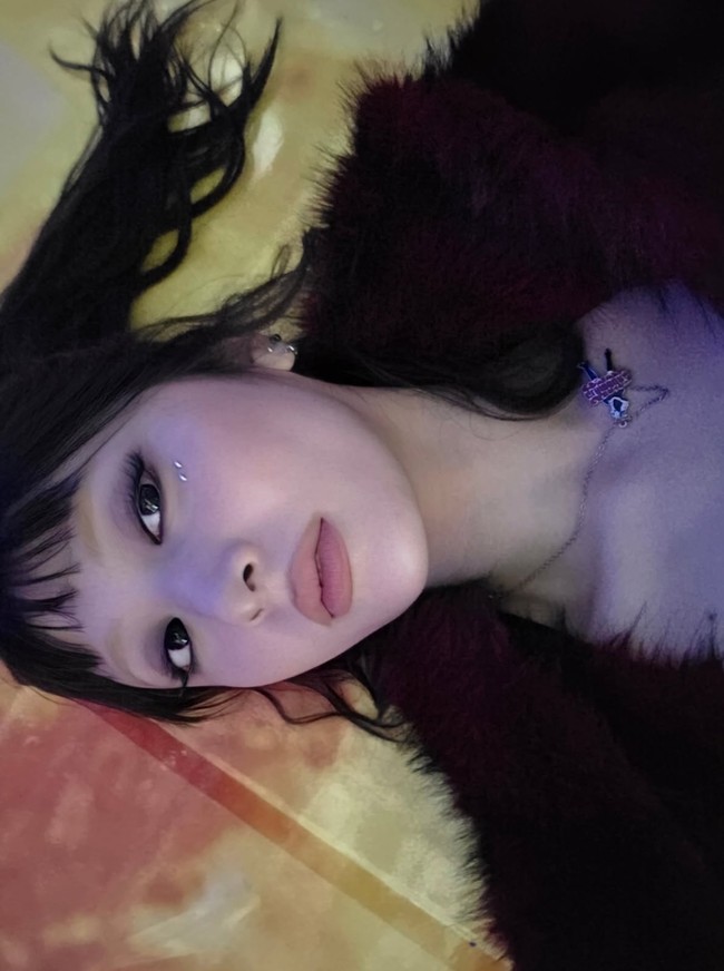 Personel LE SSERAFIM yang besar di New York itu mengaku puas dengan hasilnya. Ia sudah lama tertarik untuk memutihkan alisnya, ingin tampil beda. Foto: Instagram