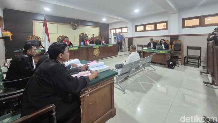 I Wayan Luwes alias Mangku Luwes menjalani sidang tuntutan di PN Bangli, Selasa (28/10/2025). (Foto: Ni Komang Ayu Leona W/detikBali) I Wayan Luwes alias Mangku Luwes menjalani sidang tuntutan di PN Bangli, Selasa (28/10/2025). (Foto: Ni Komang Ayu Leona W/detikBali)