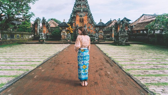 Ilustrasi traveler mengenakan sarung Ilustrasi traveler mengenakan sarung
