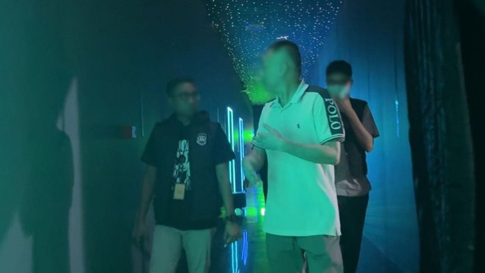 Imigrasi Batam mengamankan seorang WNA asal Tiongkok Berinisial LK di Panda Club, Teluk Tering, Batam, Kepulauan Riau (Kepri) pada Senin (27/10) malam.(Dok imigrasi Batam) Imigrasi Batam mengamankan seorang WNA asal Tiongkok Berinisial LK di Panda Club, Teluk Tering, Batam, Kepulauan Riau (Kepri) pada Senin (27/10) malam.(Dok imigrasi Batam)