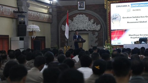 Irwasum Polri, Komjen Wahyu Widada, memberikan arahan kepada jajaran Polda Bali di Gedung Presisi Polda Bali, Selasa (28/10/2025). (Dok. Polda Bali)