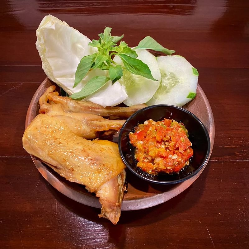 Jokowi Cicip Ayam Goreng Mbak Tien Jokowi Cicip Ayam Goreng Mbak Tien, Resto di Solo Milik sang Besan.