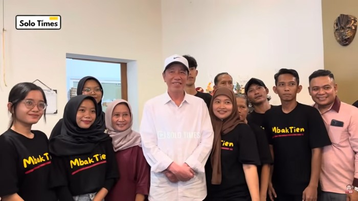 Jokowi Cicip Ayam Goreng Mbak Tien Jokowi Cicip Ayam Goreng Mbak Tien, Resto di Solo Milik sang Besan.