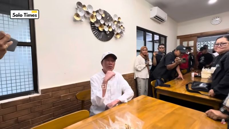 Jokowi Cicip Ayam Goreng Mbak Tien Jokowi Cicip Ayam Goreng Mbak Tien, Resto di Solo Milik sang Besan.