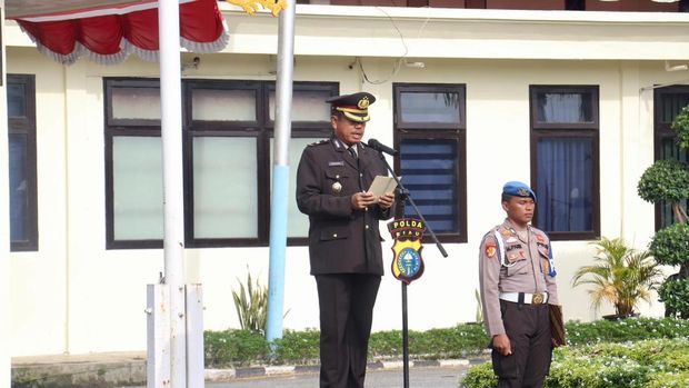 Kabag Log Polres Pelalawan Kompol Sahardi, memimpin upacara Hari Sumpah Pemuda di Polres Pelalawan, Selasa (28/10/2025).