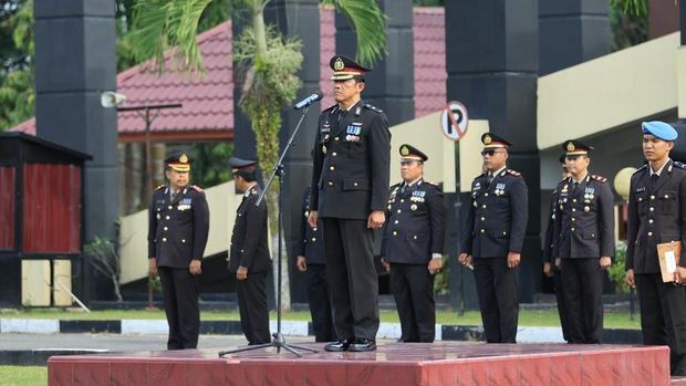 Kabag SDM Polres Kuansing Kompol Y. Emanuel Bambang Dewanto memimpin upacara Hari Sumpah Pemuda, Selasa (28/10/2025).