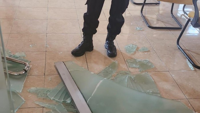 Kaca kantor DPRD Bone pecah imbas demo berujung ricuh.