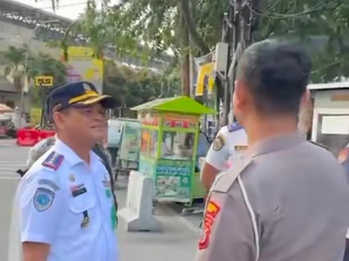 Kadishub Medan Erwin Saleh Kadishub Medan Erwin Saleh saat apel di Jalan Jawa