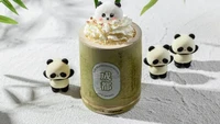 Bamboo Milk Tea disajikan dalam gelas berbentuk bambu dengan hiasan panda kecil yang tampak mengintip dari tepinya, menciptakan tampilan menarik dan Instagramable.  Foto: 5:59+ Café & Bistro Bamboo Milk Tea disajikan dalam gelas berbentuk bambu dengan hiasan panda kecil yang tampak mengintip dari tepinya, menciptakan tampilan menarik dan Instagramable.  Foto: 5:59+ Café & Bistro