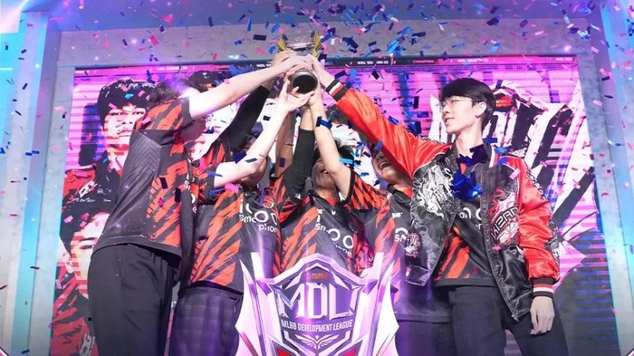 Kalahkan Kagendra 4-0, Bigetron Academy Juara MDL ID S12 Gelaran kompetisi Mobile Legends tier dua, Mobile Legends: Bang Bang Development League Indonesia (MDL ID) S12, telah berakhir. Gelar juaranya berhasil diraih oleh Bigetron Academy.