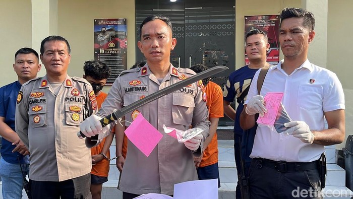 Kapolsek Medan Baru Kompol Hendrik Aritonang saat merilis kasus begal. (Foto: Finta Rahyuni/detikSumut). Kapolsek Medan Baru Kompol Hendrik Aritonang saat merilis kasus begal. (Foto: Finta Rahyuni/detikSumut).