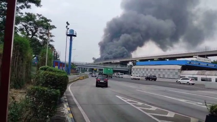 Kebakaran bangunan terjadi di Kecamatan Makasar, Jakarta Timur (Jaktim). Asap hitam membubung tinggi. (dok Istimewa) Kebakaran bangunan terjadi di Kecamatan Makasar, Jakarta Timur (Jaktim). Asap hitam membubung tinggi. (dok Istimewa)