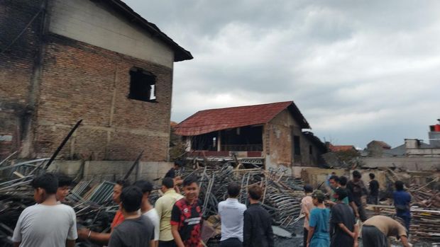 Kebakaran gudang dekorasi pesta di Kebon Pala, Makasar, Jakarta Timur