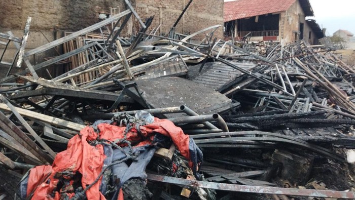 Kebakaran gudang dekorasi pesta di Kebon Pala, Makasar, Jakarta Timur