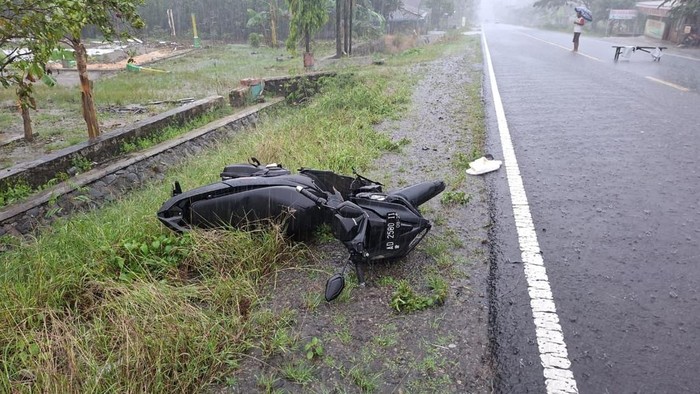 Proses evakuasi korban kecelakaan di Desa Pucanganom, Kecamatan Giritontro, Kabupaten Wonogiri, Selasa (28/10/2025).