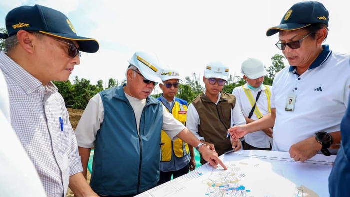 Kepala Otorita Ibu Kota Nusantara (IKN), Basuki Hadimuljono, meninjau dan memastikan pembangunan IKN terus berjalan (dok. OIKN) Kepala Otorita Ibu Kota Nusantara (IKN), Basuki Hadimuljono, meninjau dan memastikan pembangunan IKN terus berjalan (dok. OIKN)