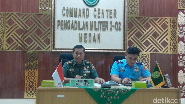 Kepala Pengadilan Militer (Kadilmil) 1-02 Medan Kolonel Rony Suryandoko (kiri). (Foto: Nizar Aldi/detikSumut) Kepala Pengadilan Militer (Kadilmil) 1-02 Medan Kolonel Rony Suryandoko (kiri). (Foto: Nizar Aldi/detikSumut)
